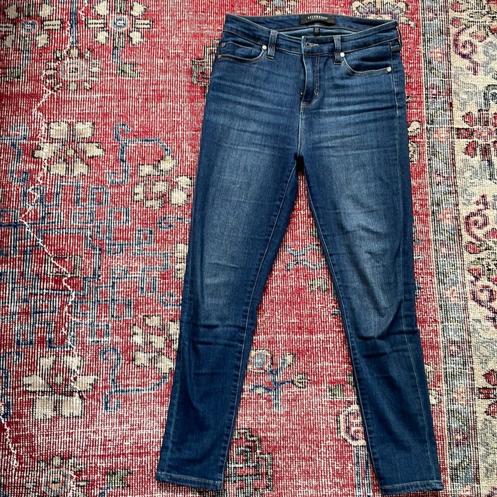 Liverpool jeans size 27. Brontë color. These have stretch.